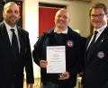Bild: Hirsch
Michael Arnold (links) ist neuer Kreisvorsitzender der Wasserwacht. Er löst Wolfgang Dantl (rechts) ab, der 24 Jahre lang an der Spitze stand. Der Nabburger Oliver Boetcher (Mitte) bekam die silberne Ehrennadel des BRK-Kreisverbandes.