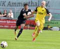 Archivbild: Hubert Ziegler
Kevin Mutove (links/Szene aus einem früheren Spiel) von der DJK Ammerthal musste noch vor der Pause mit einer Roten Karte vom Platz.