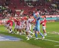 Bild: Thomas Frey
Die Nürnberger um Keeper Jan reichert (blaues Trikot) feiern vor der Kurve ihrer Fans den 2:1-Erfolg beim 1. FC Kaiserslautern
