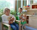 Archivbild: Portner
Diese zwei Mädchen freuen sich über die Puppenecke des 2020 neu eröffneten Kindergartens Schönsee. Mittlerweile herrscht Platznot im katholischen Kinderhaus, ein Anbau an die Krippe ist beschlossen.