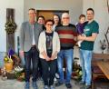 Bild: ds
Irmgard und Konrad Pilhofer (Mitte) feierten ihre Goldene Hochzeit. Dazu gratulierten (von links) Bürgermeister Peter Achatzi, die Töchter Heike und Martina und Sohn Eric mit Nora.