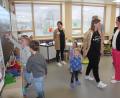 Bild: kro
Die digitalen Tafeln stießen bei den Kindern auf großes Interesse. Rechts im Bild Schulleiterin Johanna Reger.