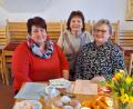 Bild: Monika Grötsch/exb
Monika Grötsch zusammen mit Marga Bäumler und Petra Bauer, die in Waldsassen regelmäßig Treffen für pflegende Angehörige veranstalten.