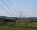 Bild: bnr
Unmittelbar neben den Masten des Ostbayernrings sollen die neuen Masten für die Bahnstromleitung errichtet werden. Diese sind in etwa halb so hoch.