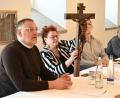 Bild: Kerstin Kiener [kki] (kerstinkiener@gmx.de)
Gut gearbeitet ist das eichene Holzkreuz, aber christliche Kunst fände kaum mehr Käufer, so Experte Wolfgang Bunk (rechts).