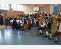 Bild: jr
Das Kreisorchester Tirschenreuth, hier mit Dirigentin Theresa Bäuml, gab am Sonntagnachmittag ein zweistündiges Abschlusskonzert in der Immenreuther Mehrzweckhalle. Imposant, das 65-köpfige Orchester, das musikalisch die Besucher in ihren Bann zog.