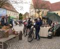 Bild: mh
Auch für manche Fahrradfahrer waren die vielen Stände mit Selbstgebastelten, Geschenkartikeln, Dekosachen und Kulinarischem Anziehungspunkt.