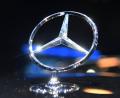 Symbolbild: Uli Deck, dpa
Einen Mercedesstern brachen Unbekannte in Weiden von einem geparkten Auto ab.