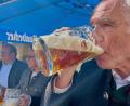 Bild: Gabi Schönberger
Wolfgang Rasel (rechts) probiert gemeinsam mit Festwirt Christian Papert (links) und Bürgermeister Reinhold Wildenauer das Naabecker Festbier.