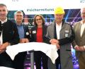 Bild: Hirsch
OTH-Professor Werner Prell, Bereichsleiter Rainer Sauerwein, Personalleiterin Regina Glaser, Vorstandsvorsitzender Johannes Heckmann und Oberbürgermeister Andreas Feller (von links) sprechen beim Treffen des Verbandes Deutscher Ingenieure auf dem Gelände des "Hidden Champions Nabaltec".