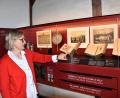 Bild: ubb
Tourismusleiterin Ursula Stingl zeigt auf das Hochzeitsbuch, das mit handgemalten Bildern bestückt ist und damit sehr wertvoll ist. Ab sofort gehört es zu den Ausstellungstücken des Sengerhofes.