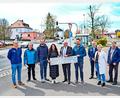Bild: Florian Miedl/fph
Ortstermin in der Waldershofer Straße: Im Bild von links Maximilian Weismeier (Sachgebietsleiter Tiefbau), Christian Pöhlmann, Christoph Reger (beide Tiefbautechnik Wolf & Zwick), Margit Bayer (Bürgermeisterin Waldershof), Oliver Weigel (Oberbürgermeister Marktredwitz), Philip Wagner (Staatliches Bauamt Bayreuth), Markus Brand (Kommunalunternehmen Marktredwitz), Stefanie Bauer (Tiefbautechnik Wolf & Zwick), Jörg Wifling (Fachbereichsleiter Wasser/Abwasser).