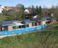 Bild: rn
Alle städtischen Gebäude, hier die Kinderkrippe, sind bereits mit Photovoltaikanlagen versehen. Sven Schuller vom Institut für Energietechnik bedauert jedoch, dass in Eschenbach PV-Anlagen bisher nur auf zehn Prozent der theoretisch nutzbaren Fläche angebracht sind.