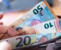 Symbolbild: Monika Skolimowska/dpa
Eine 21-Jährige aus Neumarkt hat 15.000 Euro an einen Betrüger verloren.