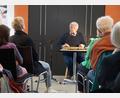 Bild: wel
Josef Brustmann greift in seiner Lesung "Jeder ist wer" tief in seine Familiengeschichte und untermalt den Abend mit der Zither.