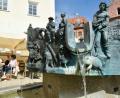 Bild: Petra Hartl
Seit wenigen Tagen ist der Geschichtsbrunnen in der Sulzbacher Altstadt wieder in Betrieb und verbreitet Frühlingsstimmung bei den Gästen der Cafés und Bars.