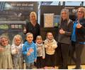 Bild: Sabine Schöpf-Schreiber/exb
Daumen hoch für eine gute Aktion. Der Kindergarten Kunterbunt in Erbendorf bekam 100 Euro als Spende.