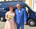 Bild: jr
Andrea und Gerhard Zeus nach ihrer standesamtlichen Trauung, im Hintergrund das Wohnmobil, das ihnen als Hochzeitsauto diente.
