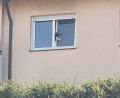 Bild: Polizei Mittelfranken
Eine Katze ist in Mittelfranken in einem Fensterrahmen steckengeblieben.