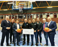 Bild: TB Weiden e. V. Daniel Waldhauser
Die Sportförderstiftung der ehemaligen Stadtsparkasse Weiden überreichte einen Scheck über 3600 Euro an den Turnerbund Weiden.