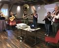 Bild: mma
Carolin Pruy-Popp, Dagmar Held, Sebastian Gröller, Franz Schötz, Simone Lautenschlager und Franz Josef Schramm (von links) spielten bei "Gönn' dir ein Lied!" in Theuern zünftig auf.