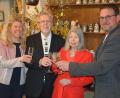 Bild: jr
Gemeinsam auf den 80. Geburtstag stießen Jubilar Werner Schübel (Zweiter von links), Ehefrau Renate sowie Tochter Isabel (links) und Bürgermeister Stephan Schübel (rechts) an.