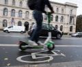Symbolbild: Jörg Carstensen/dpa
Zwei E-Scooter Fahrern in Weiden durften nicht mehr weiterfahren, da sie ohne Versicherung unterwegs waren.