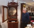 Bild: bjp
Der Musikeums-Kurator und frühere langjährige Heimatmuseumsleiter Anton Heindl mit seiner neuesten Erwerbung, einem rund 120 Jahre alten "Symphonion".