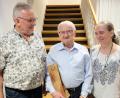 Bild: do
Offiziell gratuliert Liedertafel-Vorstand Karl Ott (links) Hans Kohl zum 95. Geburtstag. Das Ständchen des Chores dirigierte Chorleiterin Riita Michelson.