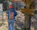 Bild: wüw
Hier vom Grenzübergang am Kreuzstein nahe der Silberhütte sind es laut Wegweiser 4 Kilometer nach Goldbach oder auf Tschechisch Zlatý Potok.