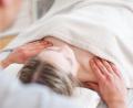 Symbolbild: Christin Klose/dpa
In einem Hotel in Marienbad sollen zukünftig nicht nur menschliche Masseure die Gäste verwöhnen, sondern auch ein KI-gesteuerter Roboter.