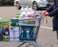 Symbolbild: Jens Büttner
Ein Ladendieb versuchte in Weiden, einen Markt mit einem vollen Einkaufswagen zu verlassen, ohne die Waren im Wert von rund 280 Euro zu bezahlen.