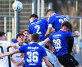 Bild: G. Büttner
Die SpVgg SV Weiden (blaue Trikots) verlor am Samstag knapp beim TSV Neudrossenfeld mit 0:1.
