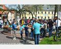 Bild: jr
Mächtig was los war am Ostersonntag am Stiftländer Heimatbrunnen, wo der Burschenverein wieder zum Oierhiartn bat.