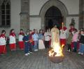 Bild: rn
Die Flamme des Osterfeuers überträgt Pfarrer Johannes Bosco Ernstberger auf die neue Osterkerze und die Kerzen der Ministranten und Erstkommunionkinder.