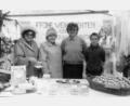 Bild: Archiv Frauen-Union Wiesau/exb
Die FU Wiesau ist vielfältig aktiv. 1987 wurden beim Adventsmarkt in Wiesau Nikoläuse angeboten. Das Gebäck war ein Verkaufsschlager.