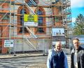 Bild: Christl Schemm/fph
Der erste Bauabschnitt für die Renovierung der Kirche Maria Immaculata in Arzberg umfasst die Außensanierung und die Erneuerung des Dachstuhls. Im Bild vor dem eingerüsteten Gotteshaus Pfarrer Stefan Prunhuber (links) und Projektleiter Martin Csakli.