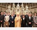 Bild: Christian Beirowski 
Bischof Rudolf Voderholzer (Mitte) spendete in der Osternacht im Regensburger Dom sechs Personen das Sakrament der Taufe. Einer von ihnen war Andreas Kurth (links) aus Wutschdorf.