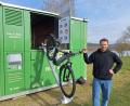 Bild: bl
Sebastian Bernhard kann sich so die Zukunft des E-Bike-Verleihs vorstellen. Der Container am Murner See ist eines der ersten Projekte dieser Art, das auf der Geschäftsidee eines Start-ups in Chemnitz basiert.