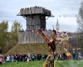 Bild: ubb
Mit großem Spektakel wurde im Geschichtspark Bärnau der Winter ausgetrieben. Ein paar Hundert Leute verfolgten mit Spannung das Verbrennen einer symbolischen Strohpuppe. Wer einen Platz auf dem Wehrturm ergatterte, hatte Glück und konnte die Zeremonie bestens von oben miterleben.