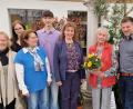 Bild: mab
Bürgermeister Peter Neumeier (rechts) war neben der Familie einer der Gäste, die zum runden Geburtstag von Eleonore Schönberger (Zweite von rechts) gratulierten.