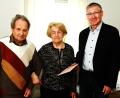 Bild: gf
Ambergs 3. Bürgermeister Franz Badura (rechts) gratulierte den Eheleuten Erna und Konrad Schmid zur Eisernen Hochzeit.