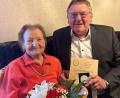 Bild: Stefanie Gradl
Vilsecks Bürgermeister Hans-Martin Schertl gratulierte der rüstigen Jubilarin Hildegard Fenk zum 95. Geburtstag.