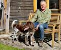Bild: lnz
Baum-Experte Edgar Wenisch aus Konnersreuth hat seinen jungen Rüden Jim zum Gehölzpathogen- und Arterkennungs-Spürhund ausbilden lassen.