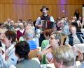 Bild: Petra Hartl
Florian Gröninger führte mit seinem Schifferklavier durch das Programm von "Blech und Frech" im Amberger Congress Centrum.