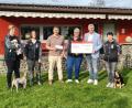 Bild: Sparkasse
Die Vereinigte Sparkasse Eschenbach Neustadt Vohenstrauß unterstützt den Hundeverein Eschenbach mit einer Spende von 2500 Euro.