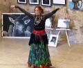 Bild: Josef Piehler
Bärbel Rösch eröffnete die Osterausstellung der Vereins „KunterbunteKastlerKunst“ mit einem orientalischen Tanz im American Tribal Style.