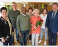 Bild: jr
90. Geburtstag feierte Berta Zeinz (Dritte von rechts). Mit im Bild die Gratulanten, (von links) Einrichtungsleiterin Mihaela Grundler, Schwiegersohn Ludwig Wenisch, Pfarrvikar Luke Eze, die Töchter Elisabeth und Christine sowie Bürgermeister Stefan Grillmeier.