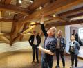Bild: luk
Architekt Gabór Freivogel (vorne) erläutert den Mitgliedern des Bauausschusses und interessierten Besuchern die Dachkonstruktion im Bürgersaal.