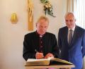 Archivbild: soj
Domvikar Harald Scharf beim Eintrag ins Goldene Buch der Gemeinde Ebnath im Jahr 2019.